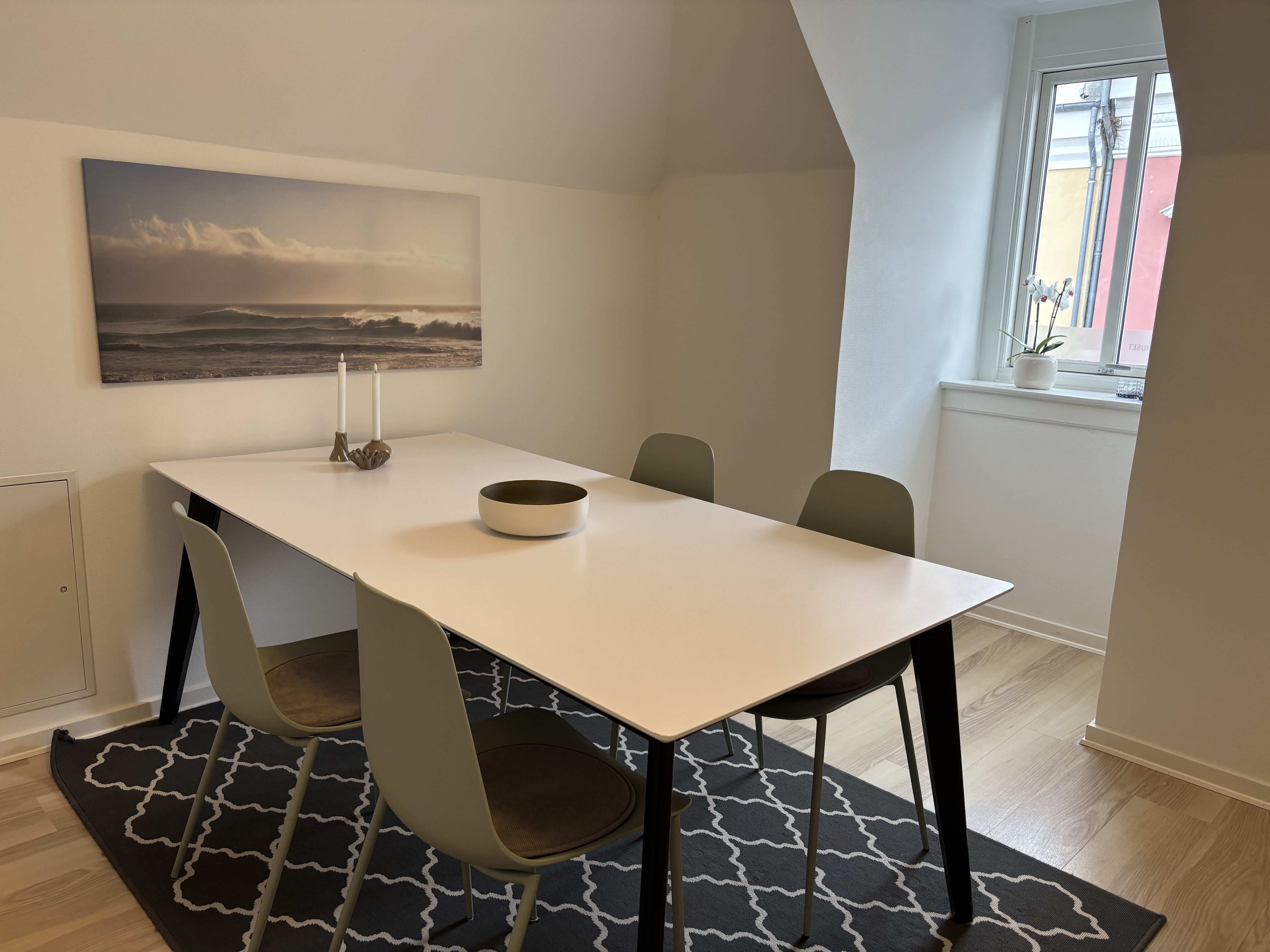 Dejlig lyst, kvadratisk rum. Mødebord med plads til 4-6 personer.