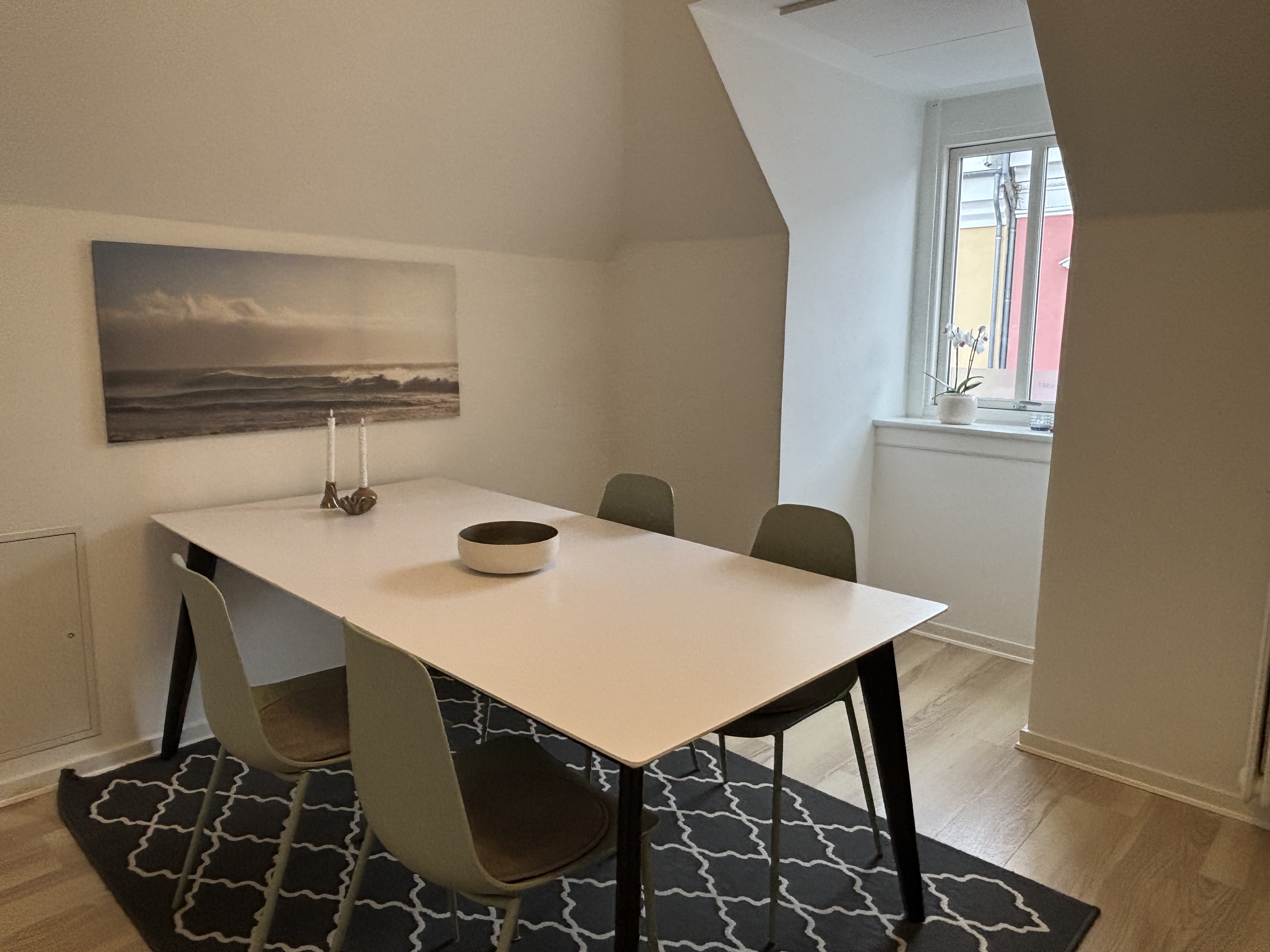 Dejlig lyst, kvadratisk rum. Mødebord med plads til 4-6 personer.